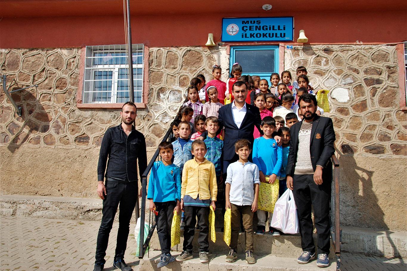 Yüzlerce çocuğa kırtasiye yardımı yapıldı Yüzlerce çocuğa kırtasiye yardımı yapıldı